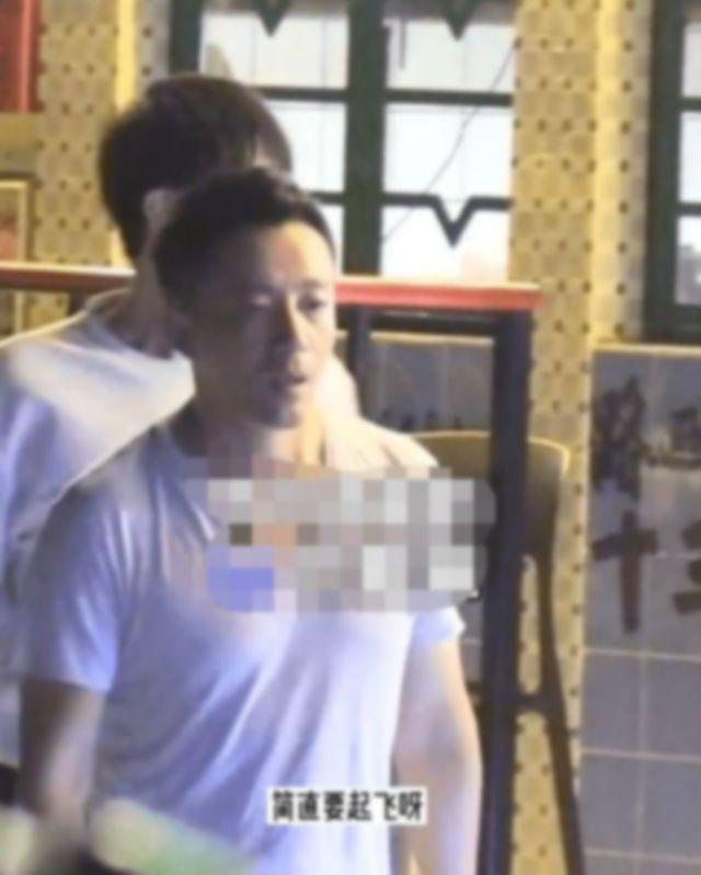 汪小菲深夜现身酒吧,身旁美女吸睛,颜值不输大S,婚姻状态成迷