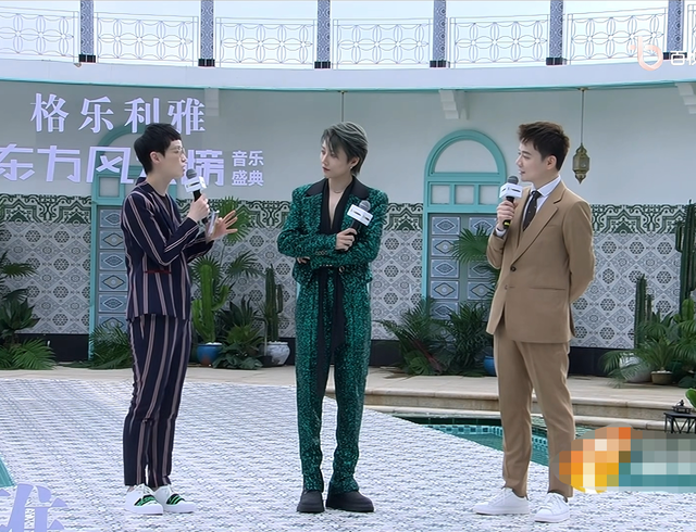 风云榜红毯生图:副乳、排骨胸、高开叉走光,露得越多越尴尬