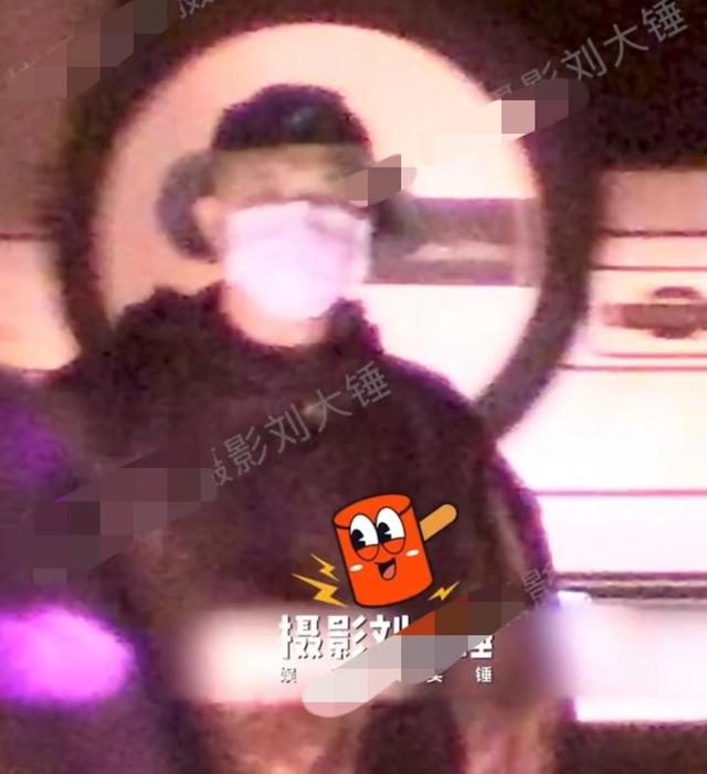 包贝尔与美女酒吧约会,两人当街暧昧拉扯,女方疑未满足男方要求