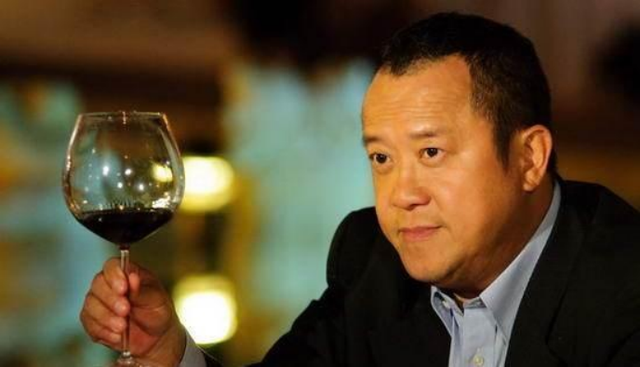 强吻、摸胸、掀裙底,娱乐圈的“不雅之举”是意外还是趁机揩油?
