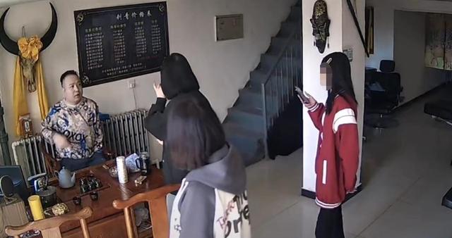 3名少女欲纹身被老板拒绝,询问原因时遭回怼:“16岁不能纹身,没有为啥”,网友怒赞!