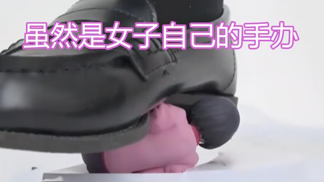 男子烫孕猫遭到制裁,为何女子踩踏动漫手办无人指责,还能赚钱呢