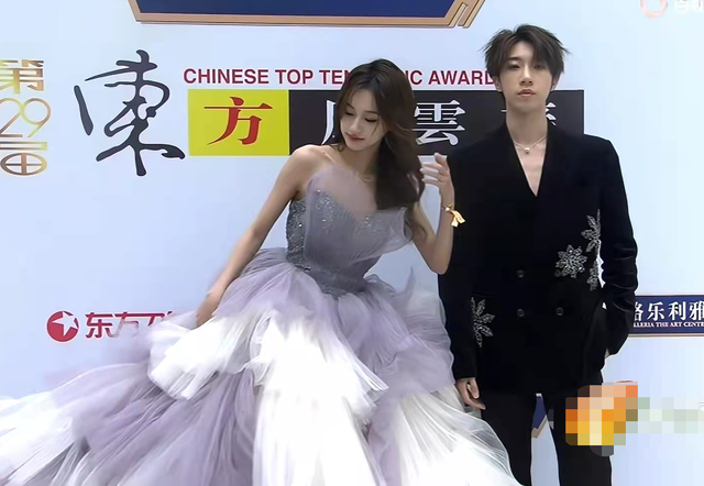 风云榜红毯生图:副乳、排骨胸、高开叉走光,露得越多越尴尬
