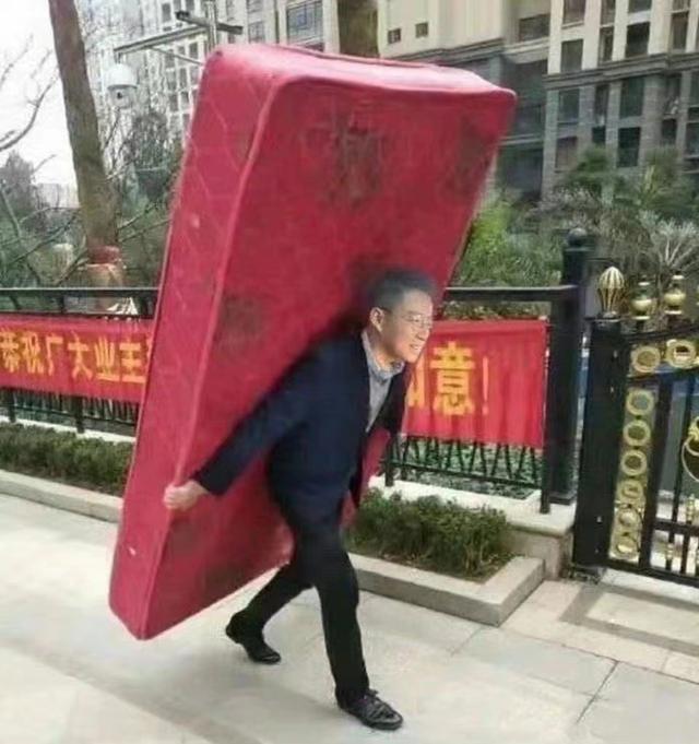 风云榜红毯生图:副乳、排骨胸、高开叉走光,露得越多越尴尬