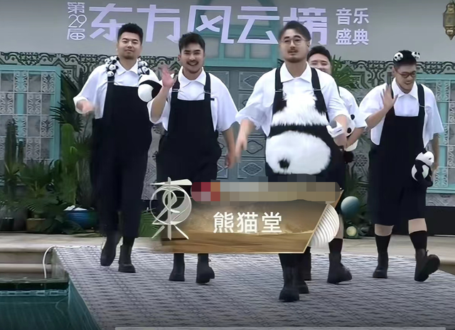 风云榜红毯生图:副乳、排骨胸、高开叉走光,露得越多越尴尬
