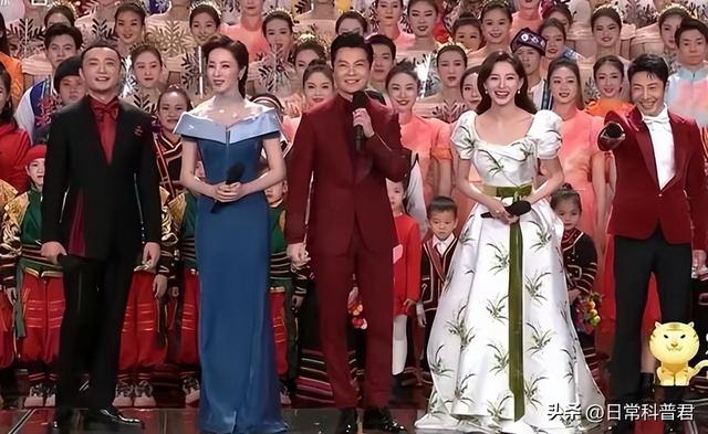 通过董卿、李思思,终于知道这些女主持人为啥喜欢光脚穿高跟鞋!