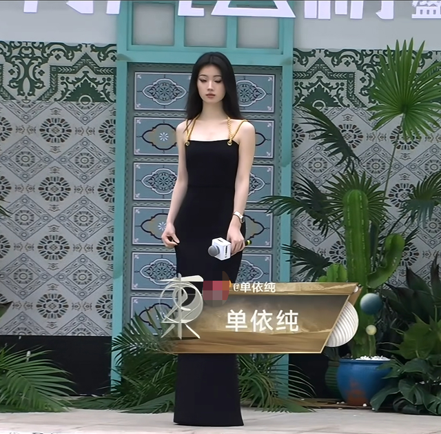 风云榜红毯生图:副乳、排骨胸、高开叉走光,露得越多越尴尬