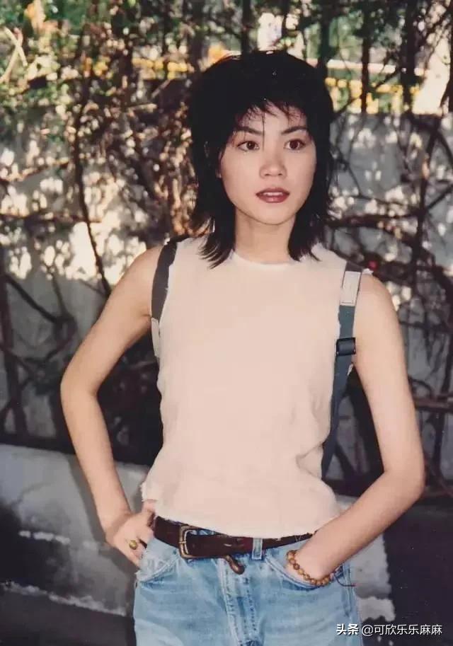15岁李嫣穿泳装晒照片,身材苗条大秀马甲线,颜值不输当年的王菲