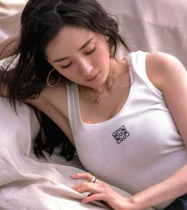 身材火辣、美如少女,这10位生过娃的中年女星性感起来太迷人
