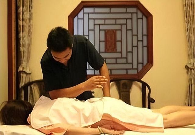 安徽女子全裸做SPA,遭陌生大叔闯入,回应:大叔很正直没有看到