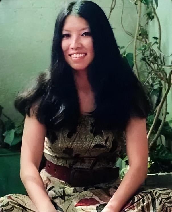 三毛:1次求婚被拒,2任丈夫死亡,3个想嫁的男人,4次自杀