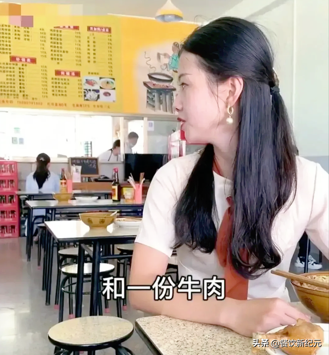 福州24岁美女餐馆就餐,送门口穷小孩一碗牛肉面,引大家称赞