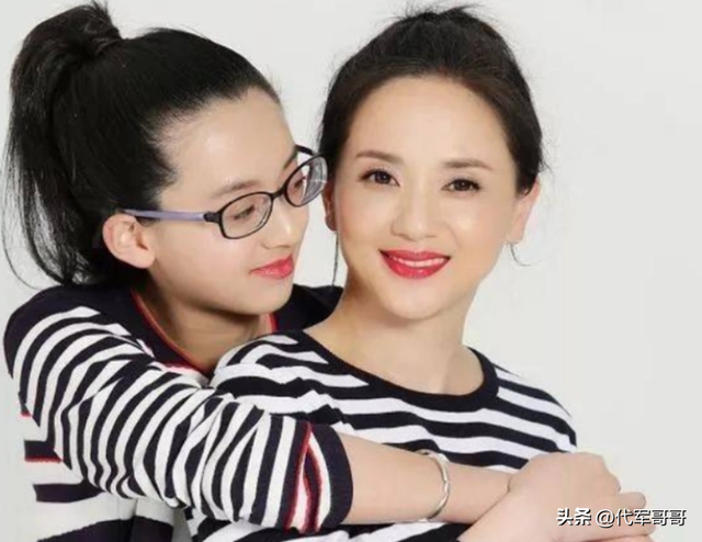 “江南第一美女”陶慧敏:嫁给初恋恩爱至今,却被谣传守寡10年