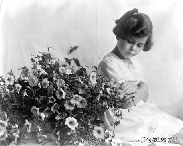 她,世界首位全裸出镜女星,意外搞出一发明成wifi之母