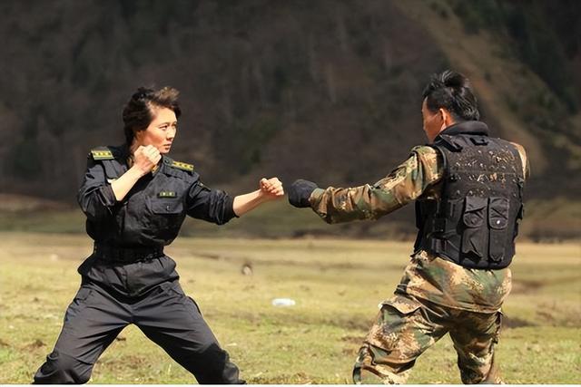 中国第一女警雷敏:17岁破格录取成为女特警,大校军衔却嫁给保安