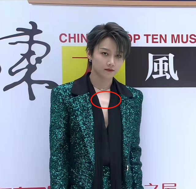 风云榜红毯生图:副乳、排骨胸、高开叉走光,露得越多越尴尬