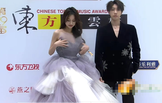 风云榜红毯生图:副乳、排骨胸、高开叉走光,露得越多越尴尬
