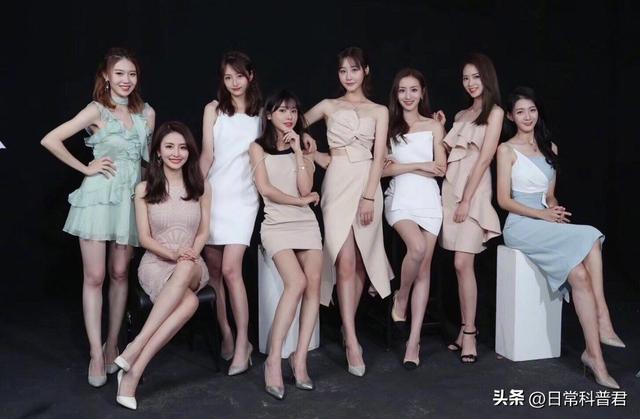 通过董卿、李思思,终于知道这些女主持人为啥喜欢光脚穿高跟鞋!