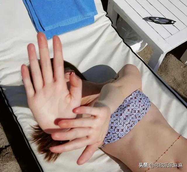 15岁李嫣穿泳装晒照片,身材苗条大秀马甲线,颜值不输当年的王菲