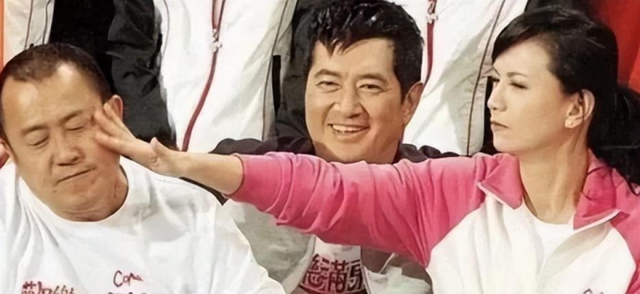 强吻、摸胸、掀裙底,娱乐圈的“不雅之举”是意外还是趁机揩油?