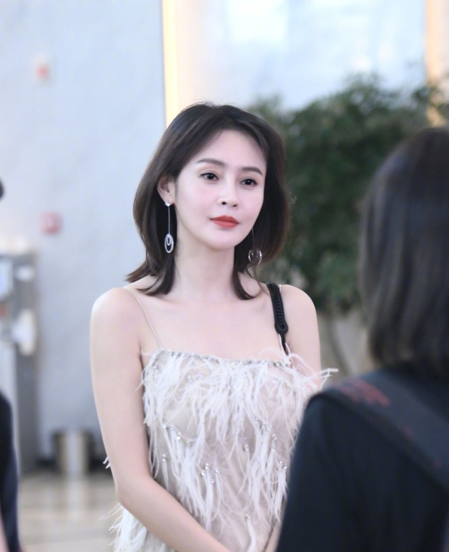 许晴的臀,柳岩的胸,这些年过半百的女星依旧风韵犹存