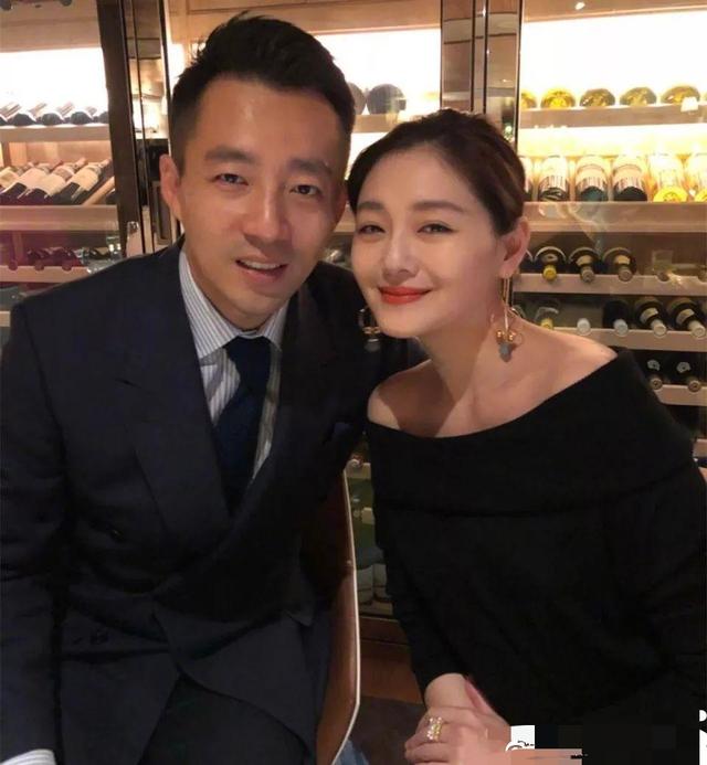 汪小菲深夜现身酒吧,身旁美女吸睛,颜值不输大S,婚姻状态成迷
