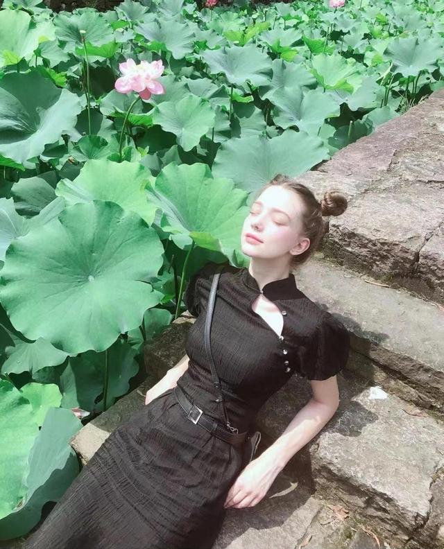 俄罗斯模特堪称精美尤物!穿旗袍身材曲线似沙漏,眼神充满深情