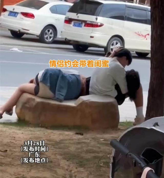广东:情侣在路边亲热搂抱,闺蜜躺在一旁睡觉,衣服太短惹人非议