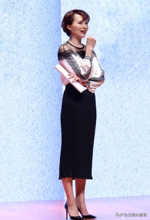 通过董卿、李思思,终于知道这些女主持人为啥喜欢光脚穿高跟鞋!