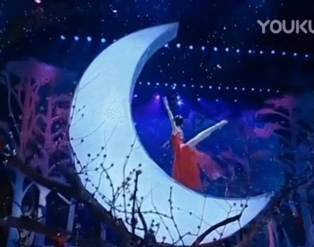15年过去了,那个摔成终身残疾、让张艺谋愧疚一生的女人还好吗?