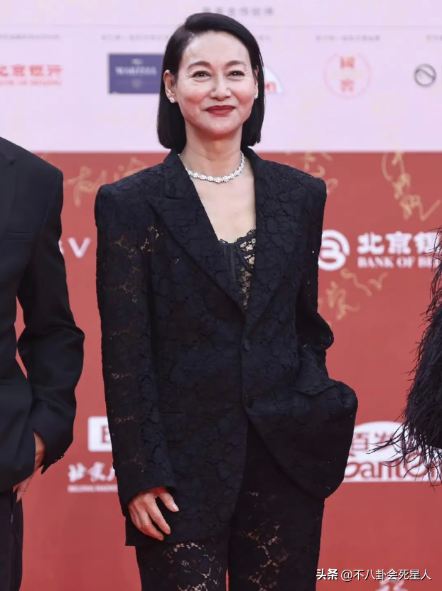 60+女星走红毯:穿西装、性感深V,比年轻女星更“大胆”