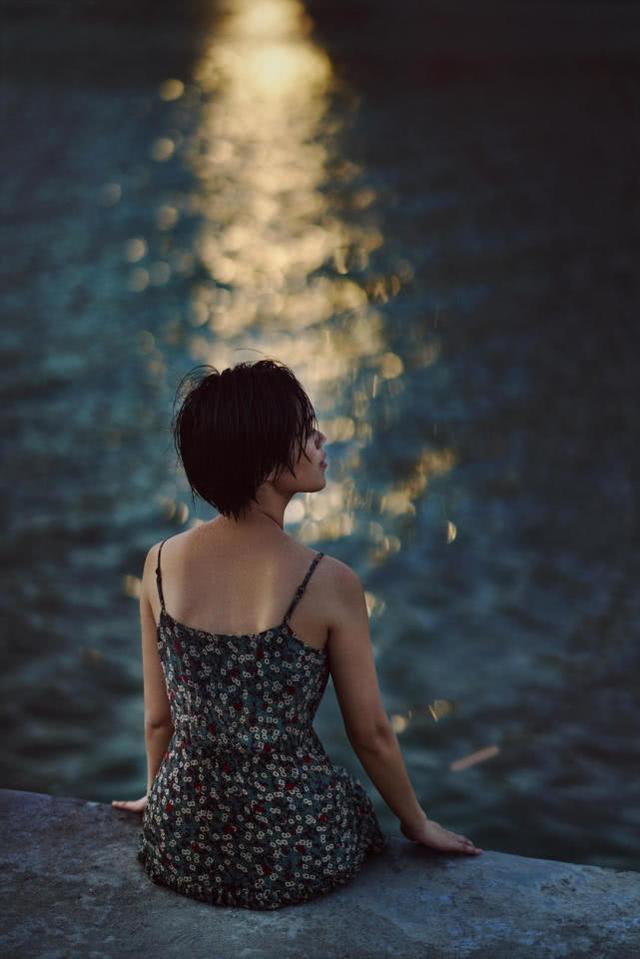 每年夏天,他都会在室内泳池拍摄美女与水