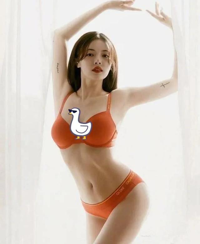 韩国知名女歌手泫雅宣布与男友分手后晒纹身,究竟是裸露还是性感