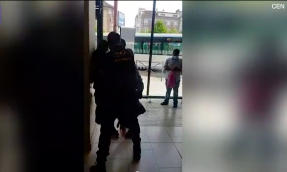 又一起!法国警卫暴力执法,将7月身孕黑人女子按倒在地哀嚎不断