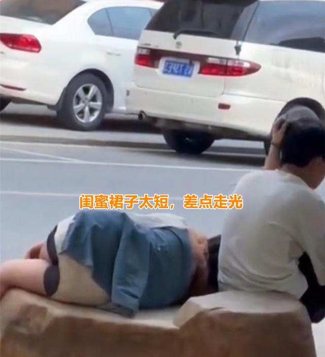 广东:情侣在路边亲热搂抱,闺蜜躺在一旁睡觉,衣服太短惹人非议
