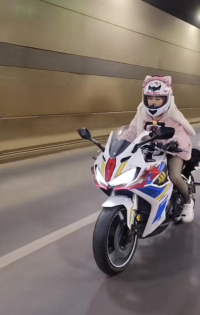 又有美女网红骑手车祸去世!现场一片狼藉好惨烈,生前不听人劝阻