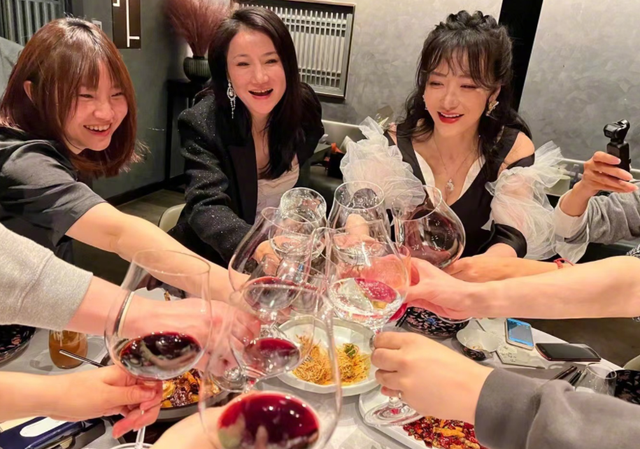 女星陈紫函庆47岁生日!穿低领裙秀完美事业线,胸前大钻石太抢镜