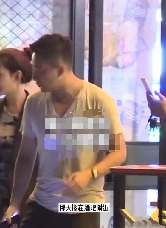 汪小菲深夜现身酒吧,身旁美女吸睛,颜值不输大S,婚姻状态成迷