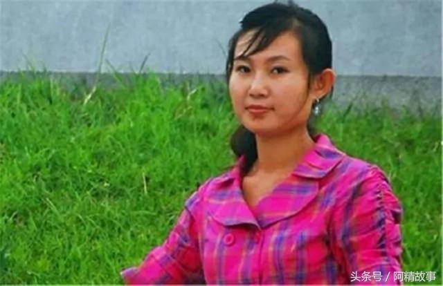 妻子去世丈夫日夜思念,黑狗咬着丈夫裤脚不放,跟过去眼泪落下