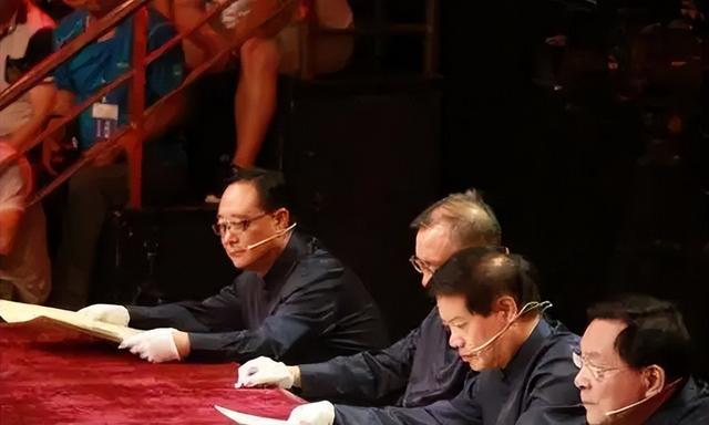 美女带祖传宝物鉴定,专家直言:您祖上何人?报价后遭疑现场开撕