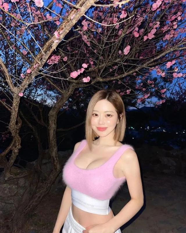 韩国女星因穿着“不雅”被赶下飞机,被迫当众脱裤