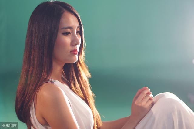 故事:美女被绑上后疯狂反抗,硬生生将男人手臂上的肉咬下