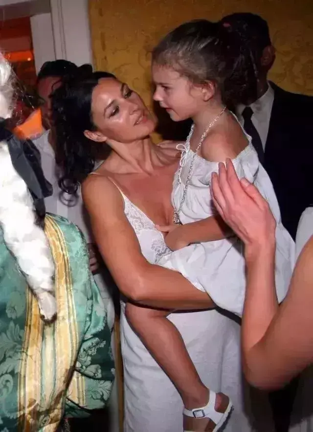 她是全球公认的最性感女神:“裸露”却不情色的人间尤物