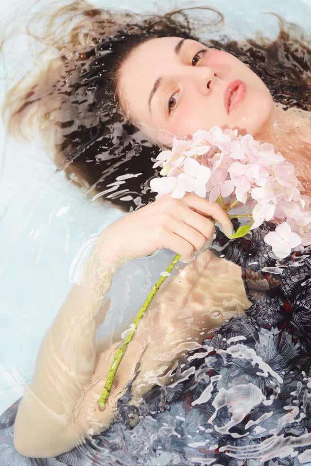 每年夏天,他都会在室内泳池拍摄美女与水