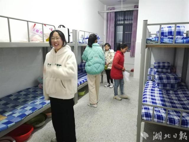 300万!山区女孩子住进了温馨的女生公寓