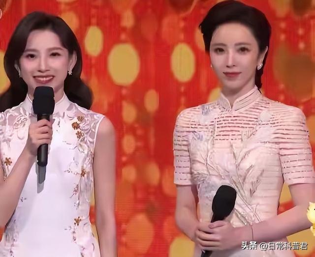 通过董卿、李思思,终于知道这些女主持人为啥喜欢光脚穿高跟鞋!