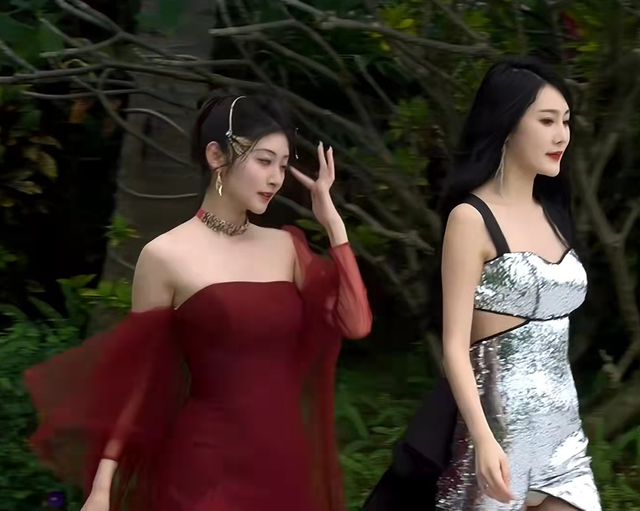 风云榜红毯生图:副乳、排骨胸、高开叉走光,露得越多越尴尬