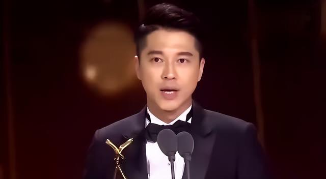 风云榜红毯生图:副乳、排骨胸、高开叉走光,露得越多越尴尬