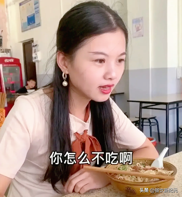福州24岁美女餐馆就餐,送门口穷小孩一碗牛肉面,引大家称赞