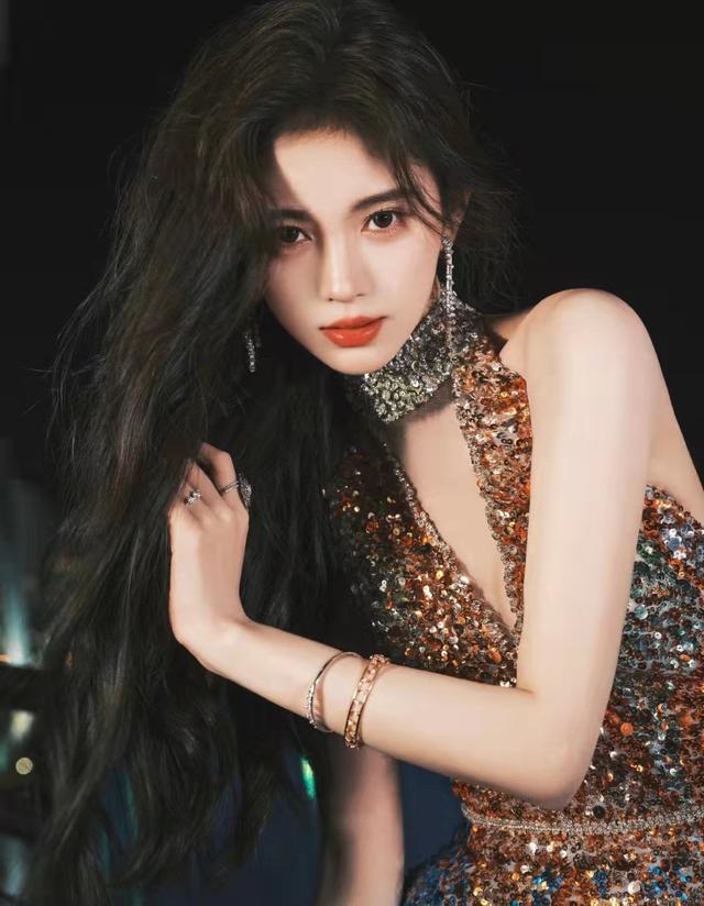 风云榜红毯生图:副乳、排骨胸、高开叉走光,露得越多越尴尬